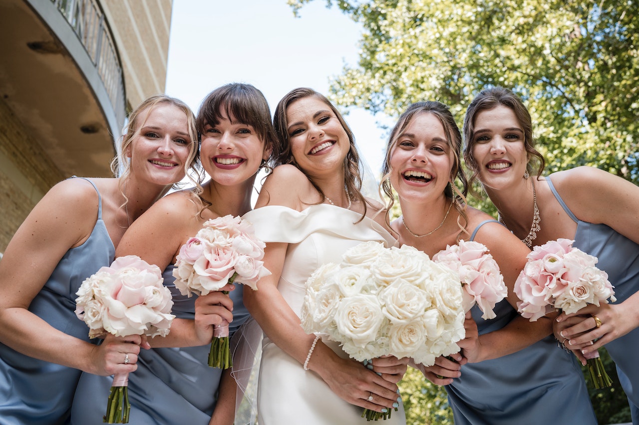 un groupe de jeune femmes habillées en robe pour mariage grande taille, et qui célébre le mariage de leur copine