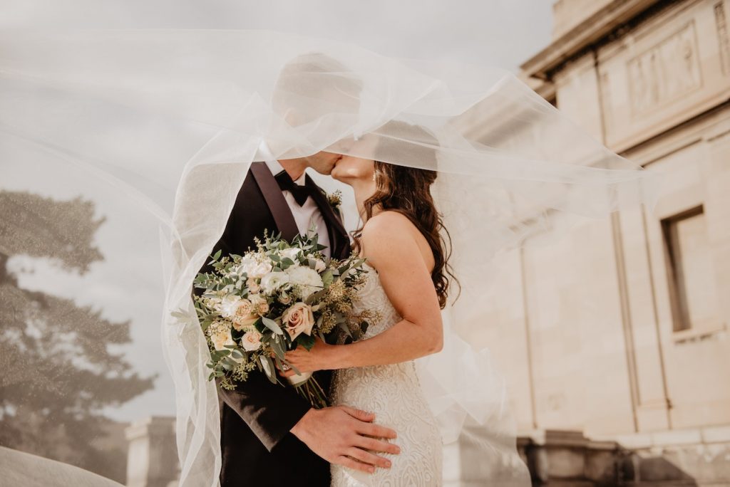 un couple qui se marie , dont la mariéé a porté un robe de mariage champetre