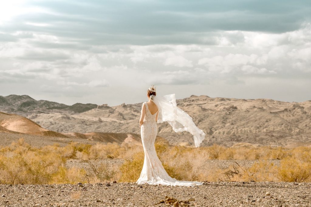 une femme habillé en robe pastel mariage, et qui est en plein air