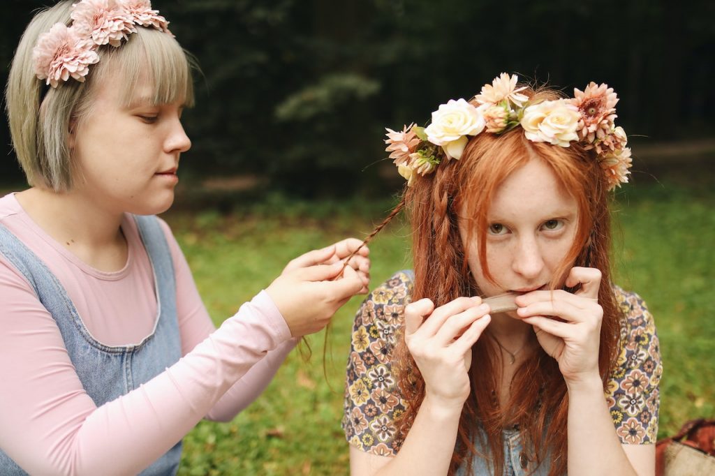 deux jeunnes femmes qui se font des coifures bohemes