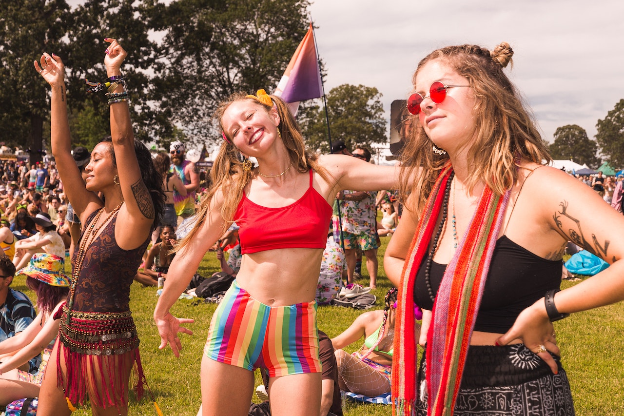des jeunes femmes dans un festival d'été guinguette champêtre